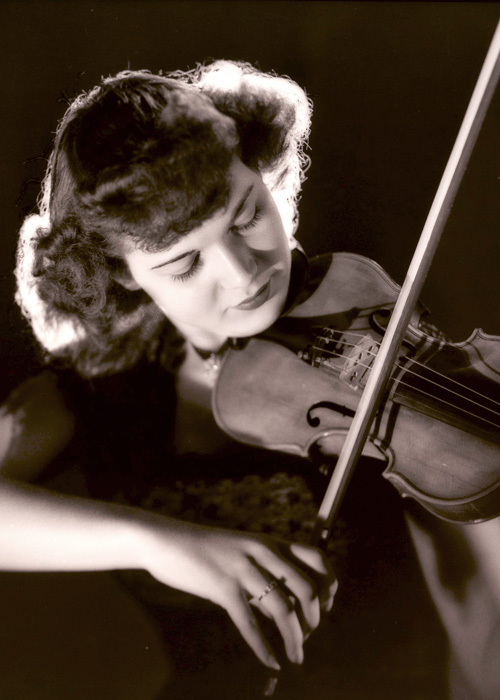 Photographic portrait of an unknown woman.