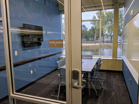 Study room at Bethany with a table and 6 chairs