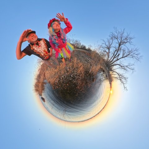 Picture of both members of Alegria Real outside