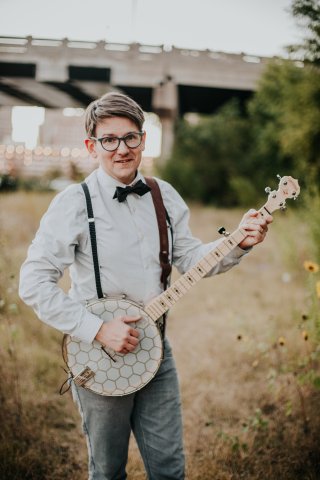 Photo of Lucas Ross with banjo